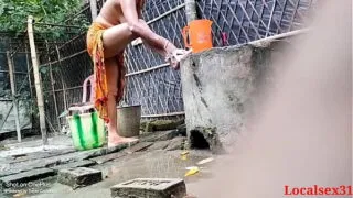 Bhabhi’s Dog-Style Pussy in Aunty XXX Video Outdoors