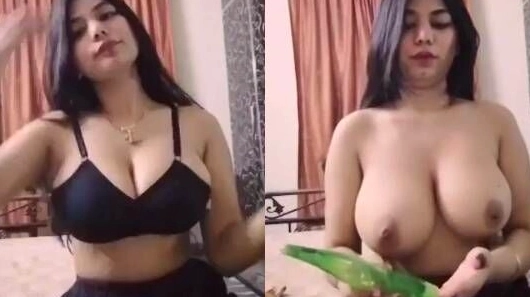Desi Girl Shows Off Gorgeous Boobs