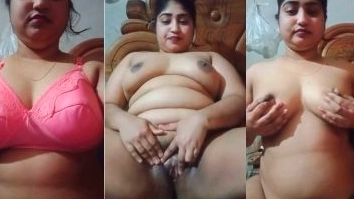 Desi Woman’s Wet Chut and Nude Fingers